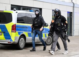 Ein Jugendlicher wurde wegen eines Messerangriffs auf Mitschüler wegen dreifachen versuchten Mordes verurteilt. (Archivbild)