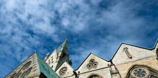 Rund um den Paderborner Dom treffen sich Christen 2028 zum Katholikentag. (Archivbild)