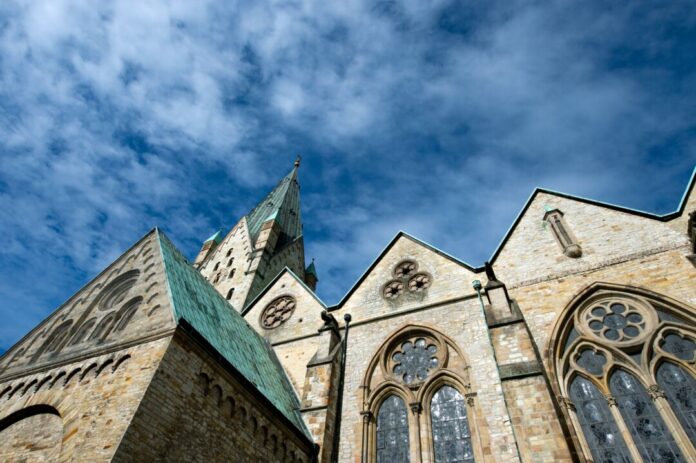 Rund um den Paderborner Dom treffen sich Christen 2028 zum Katholikentag. (Archivbild)