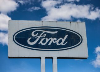 Ein Logo steht vor dem Ford Werk bei gutem Wetter - wirtschaftlich gesehen sind die Perspektiven des Ford-Autogeschäfts in Europa düster.