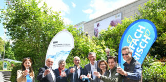 Nina Gertz (Betriebsleiterin WAW), Dirk Jaschinski (Bezirksvertretung Elberfeld-West), Gabriele Mahnert (Bezirksvertretung Elberfeld-West), Zoodirektor Dr. Arne Lawrenz, Stadtdirektor Matthias Nocke, Bezirksbürgermeisterin Ellen Kineke, Kai Friedrich (WSW Wassermanagement), Andreas Haeser-Kalthoff (Zoo-Verein). Foto: Bettina Osswald