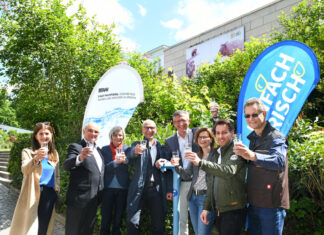 Nina Gertz (Betriebsleiterin WAW), Dirk Jaschinski (Bezirksvertretung Elberfeld-West), Gabriele Mahnert (Bezirksvertretung Elberfeld-West), Zoodirektor Dr. Arne Lawrenz, Stadtdirektor Matthias Nocke, Bezirksbürgermeisterin Ellen Kineke, Kai Friedrich (WSW Wassermanagement), Andreas Haeser-Kalthoff (Zoo-Verein). Foto: Bettina Osswald