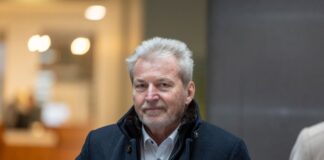 Das Gericht hat mehrere Befangenheitsanträge der Nebenkläger zurückgewiesen.