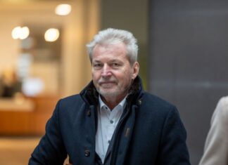 Das Gericht hat mehrere Befangenheitsanträge der Nebenkläger zurückgewiesen.