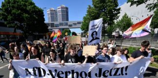 Es waren mehrere Hundert, aber deutlich weniger als erwartet: Viele Menschen haben in Essen für ein AfD-Verbot demonstriert.