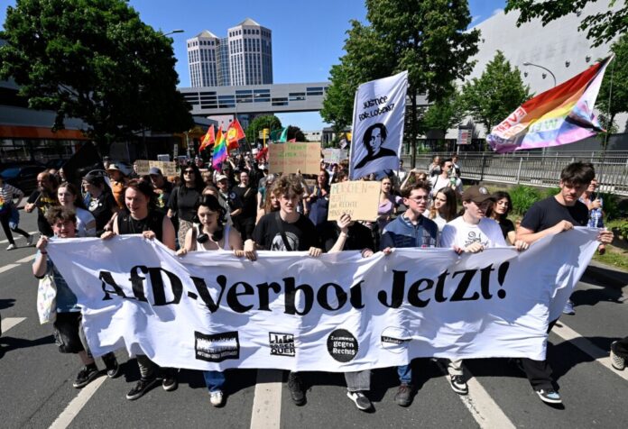Es waren mehrere Hundert, aber deutlich weniger als erwartet: Viele Menschen haben in Essen für ein AfD-Verbot demonstriert.