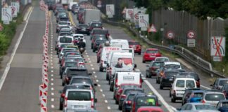 Viele Baustellen und viele Staus - Autofahrer müssen auf den Autobahnen in NRW häufig Geduld aufbringen. (Archivbild)