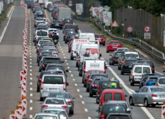 Viele Baustellen und viele Staus - Autofahrer müssen auf den Autobahnen in NRW häufig Geduld aufbringen. (Archivbild)