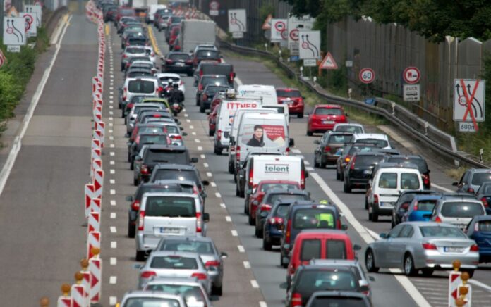 Viele Baustellen und viele Staus - Autofahrer müssen auf den Autobahnen in NRW häufig Geduld aufbringen. (Archivbild)