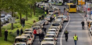 Taxi-Schlange in der Essener Innenstadt: Fahrer fordern Auflagen für ihre Mietwagenkonkurrenz