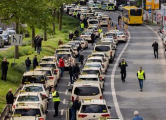 Taxi-Schlange in der Essener Innenstadt: Fahrer fordern Auflagen für ihre Mietwagenkonkurrenz