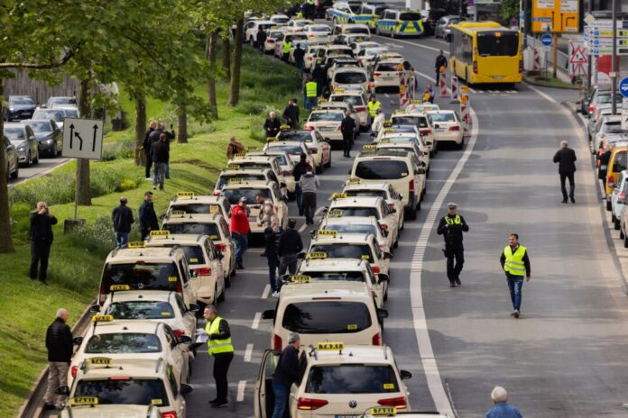 Taxi-Schlange in der Essener Innenstadt: Fahrer fordern Auflagen für ihre Mietwagenkonkurrenz