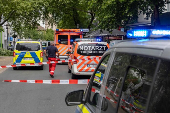 Schüsse in Innenstadt - Polizei vermutet Clan-Konflikt Eine Frau ist durch Schüsse in der Essener Innenstadt am Bein verletzt worden - womöglich geriet sie zwischen die Fronten eines Klan-Konflikts.