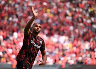  Trikotwechsel: Jonathan Tah bei seinem Abschied aus Leverkusen.
