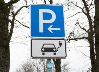 An NRW-Autobahnen entstehen weitere Ladestandorte für E-Fahrzeuge. (Archivbild)