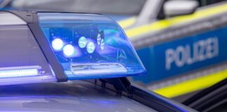 Auf der Wache entdeckte die Polizei jugendpornografische Aufnahmen auf dem Smartphone des 45-Jährigen. (Symbolbild)