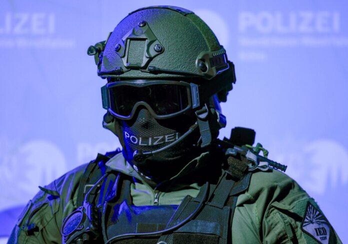  In Solingen rückte ein SEK wegen eines auffälligen Geruchs zu einem Wohnhaus aus.