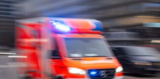Zwei spielende Mädchen werden verletzt, eines davon schwer.
