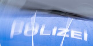 Ein Motorradfahrer wurde schwer verletzt - und ein Autofahrer, der dem Fahrzeug auswich, leicht. (Illustration)