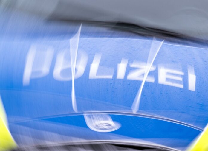 Illustration - Polizeiwagen Ein Motorradfahrer wurde schwer verletzt - und ein Autofahrer, der dem Fahrzeug auswich, leicht. (Illustration)