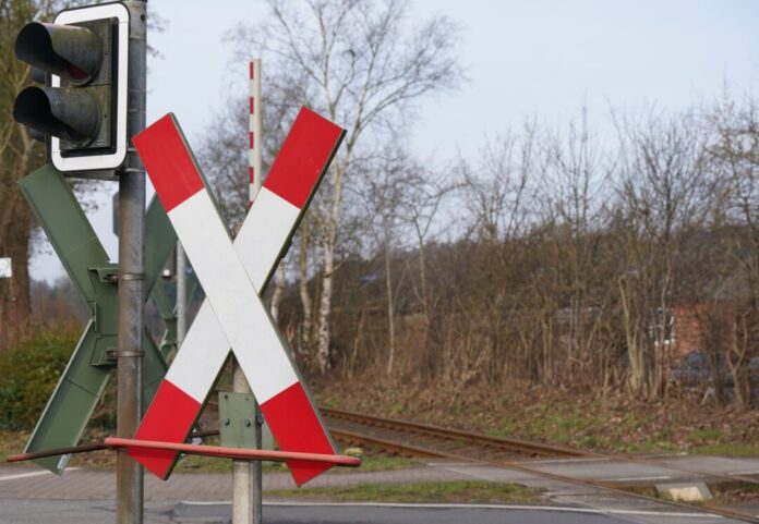 Bahnübergang Die Rettungskräfte konnten nur noch den Tod des Radfahrers feststellen. (Symbolbild)
