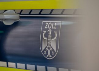 Eine Handtasche aus Krokodilleder, komplett mit Kopf und Füßen, hat der Zoll im Gepäck eines Reisenden gefunden. (Symbolbild)