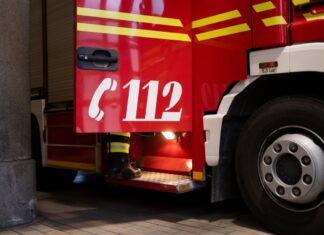 Die Feuerwehr konnte ein Übergreifen der Flammen auf andere Wohnungen verhindern. (Symbolbild)