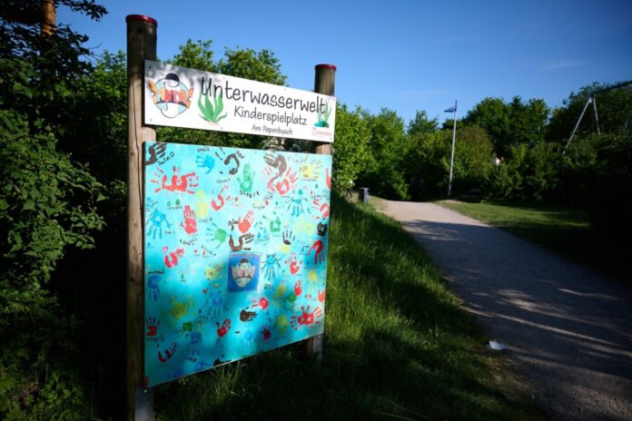 14-Jähriger in NRW getötet - 17-Jähriger tatverdächtig Demr Tat auf dem Spielplatz soll bisherigen Ermittlungen zufolge ein Streit zwischen mehreren Personen vorausgegangen sein.