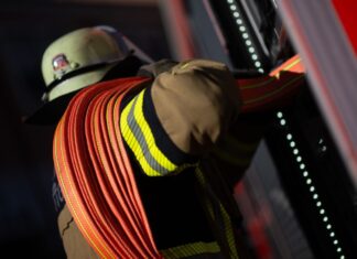 Nächtlicher Einsatz für die Feuerwehr bei einem Dachstuhlbrand in Düsseldorf. (Symbolbild)