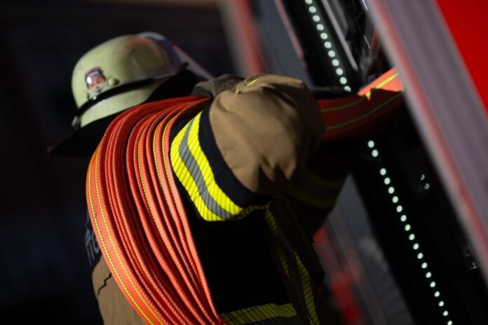 Feuerwehr - Symbolbild Nächtlicher Einsatz für die Feuerwehr bei einem Dachstuhlbrand in Düsseldorf. (Symbolbild)