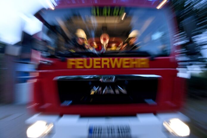Die Feuerwehr war mit mehreren Einheiten im Einsatz. (Symbolbild)