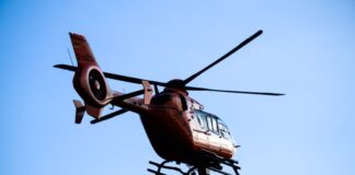 Eine Frau ist mit lebensgefährlichen Verletzungen ins Krankenhaus geflogen worden (Symbolbild)