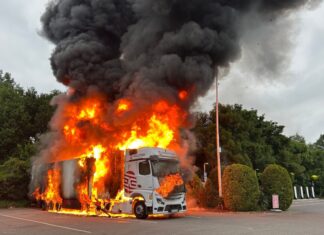 Ein mit Milchprodukten beladener Lkw ist am Sonntagmorgen in Moers (Kreis Wesel) in Flammen aufgegangen. 