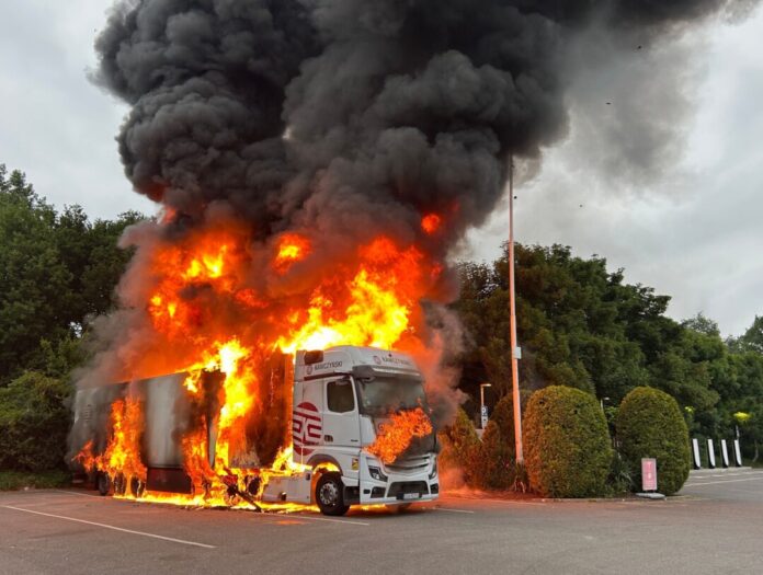 Geparkter Lkw brennt lichterloh Ein mit Milchprodukten beladener Lkw ist am Sonntagmorgen in Moers (Kreis Wesel) in Flammen aufgegangen.