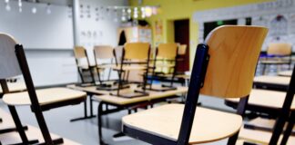 Eine Serie von Drohmails hat in Nordrhein-Westfalen vereinzelt den Schulbetrieb gestört. (Symbolbild)
