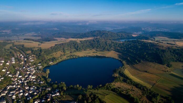 Schalkenmehren am Maar gewinnt Gold bei Dorferneuerungswettbewerb Forscher haben unter der Erde bisher unbekannte Maare in der Vulkaneifel entdeckt (Archivbild)