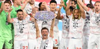 Thomas Müller reckte als erster Bayern-Spieler die Schale in die Höhe.