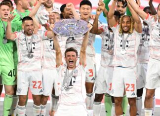 Thomas Müller reckte als erster Bayern-Spieler die Schale in die Höhe.
