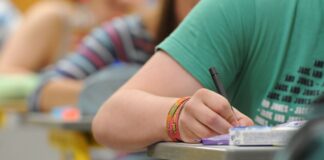 Rund 148.000 Schüler legen bis zum 5. Juni in Nordrhein-Westfalen schriftliche Prüfungen zum Ende der 10. Klasse ab. (Symbolbild)