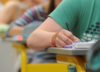 Rund 148.000 Schüler legen bis zum 5. Juni in Nordrhein-Westfalen schriftliche Prüfungen zum Ende der 10. Klasse ab. (Symbolbild)