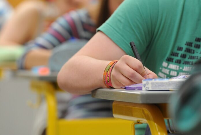Rund 148.000 Schüler legen bis zum 5. Juni in Nordrhein-Westfalen schriftliche Prüfungen zum Ende der 10. Klasse ab. (Symbolbild)