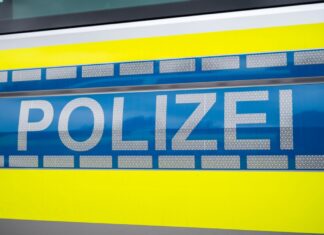 Drei Beteiligte im Alter von 23, 28 und 38 Jahren sind laut Polizei vorläufig festgenommen worden. (Symbolbild)