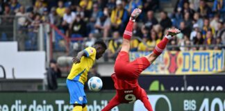 Düsseldorfs Giovanni Haag (r) mit einer akrobatischen Einlage gegen Braunschweig Richmond Tachie.