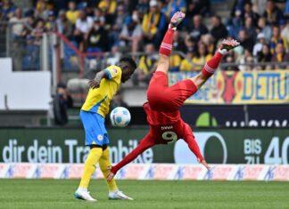 Düsseldorfs Giovanni Haag (r) mit einer akrobatischen Einlage gegen Braunschweig Richmond Tachie.