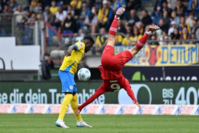 Düsseldorfs Giovanni Haag (r) mit einer akrobatischen Einlage gegen Braunschweig Richmond Tachie.