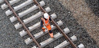 An mehreren Stellen tauscht die Deutsche Bahn im Sauerland Gleise und Weichen aus (Illustration).