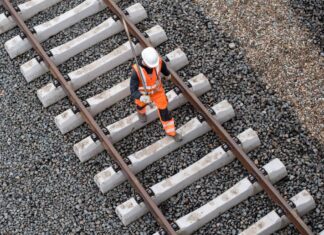 An mehreren Stellen tauscht die Deutsche Bahn im Sauerland Gleise und Weichen aus (Illustration).