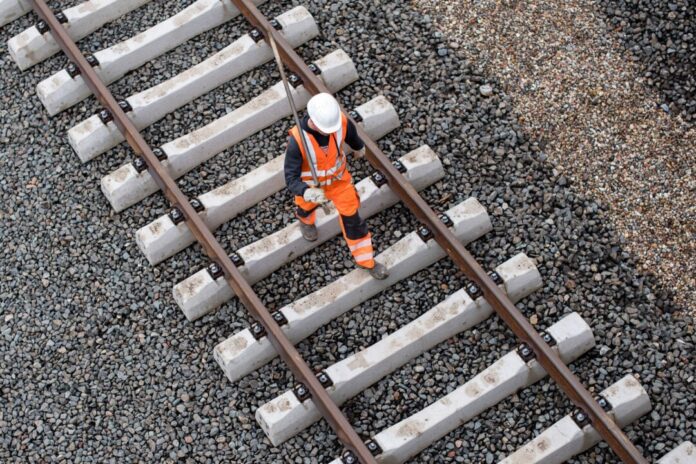 An mehreren Stellen tauscht die Deutsche Bahn im Sauerland Gleise und Weichen aus (Illustration).