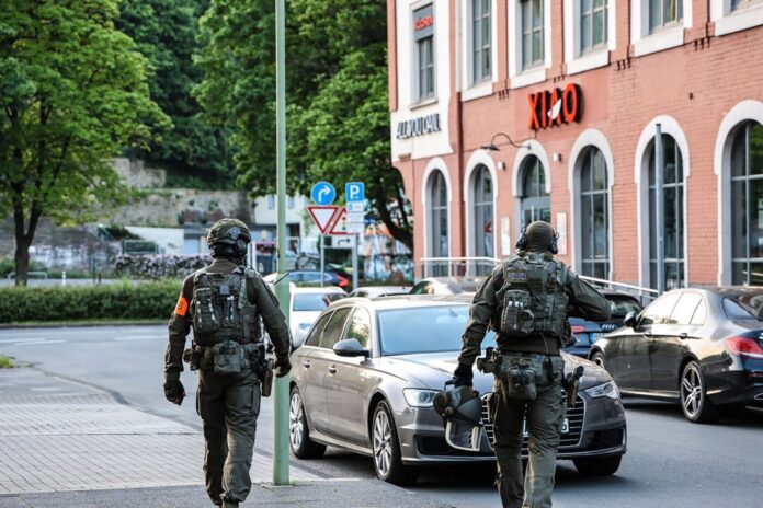 SEK durchsucht Wohnung in Hagen Eine Razzia gegen mutmaßliche Drogen- und Waffenhändler in vier Bundesländern hat auch ein Mehrfamilienhaus in Hagen in den Fokus genommen.