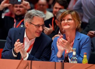 Das Führungstandem der nordrhein-westfälischen SPD ist wiedergewählt: Sarah Philipp und Achim Post bleiben im Amt.